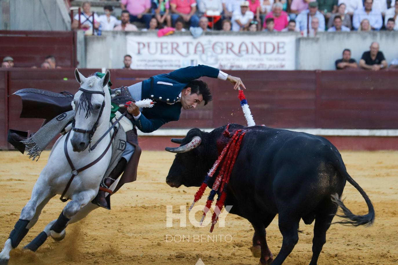Corrida de toros mixta en la plaza de toros de Don Benito con motivo del día de Extremadura. 