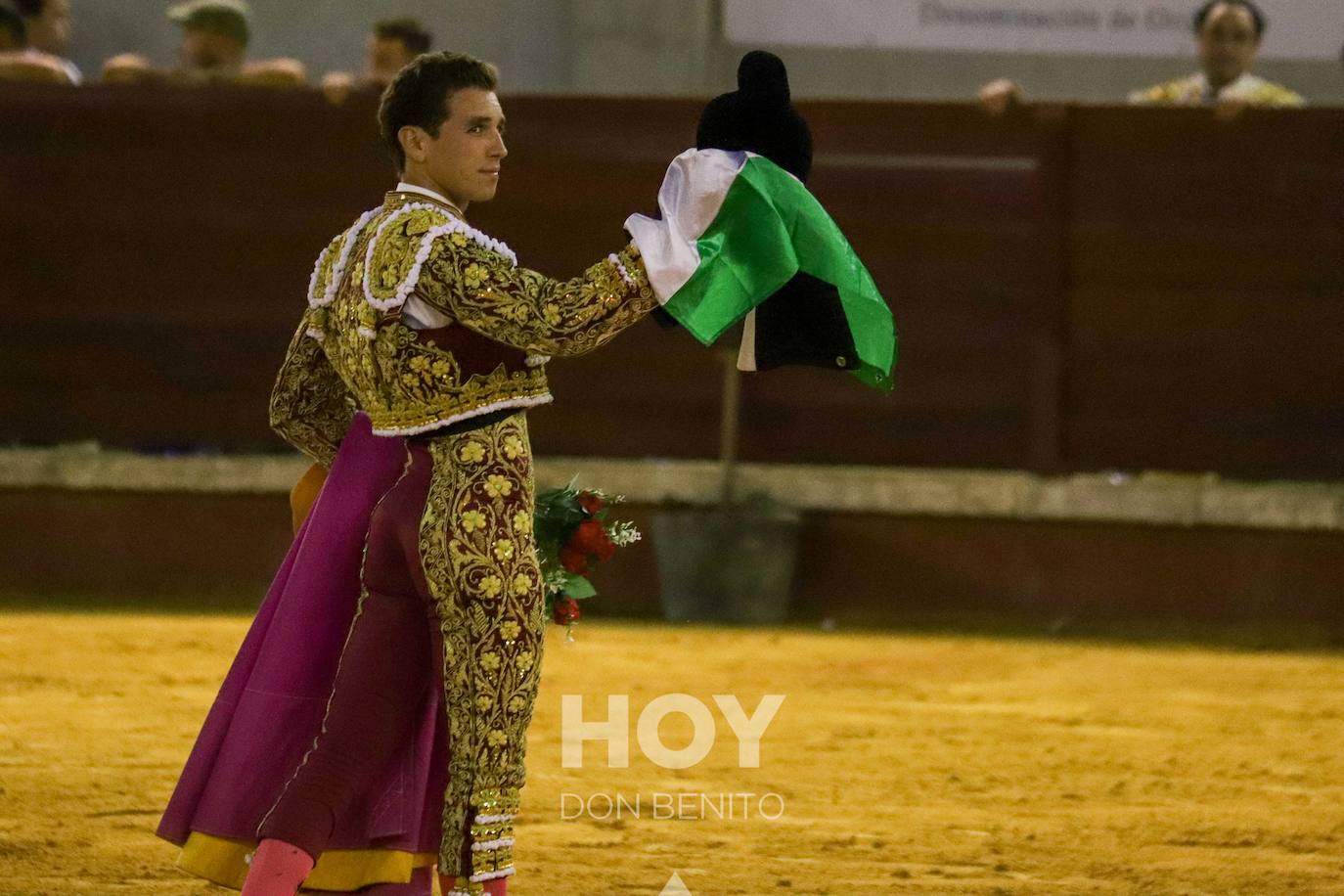 Corrida de toros mixta en la plaza de toros de Don Benito con motivo del día de Extremadura. 