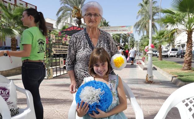 Pequeños y mayores disfrutan de las actividades de la feria artesanal. 