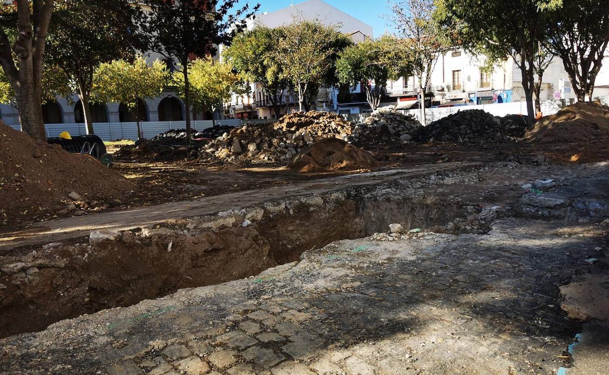 Encuentran restos óseos en las obras de la plaza de España