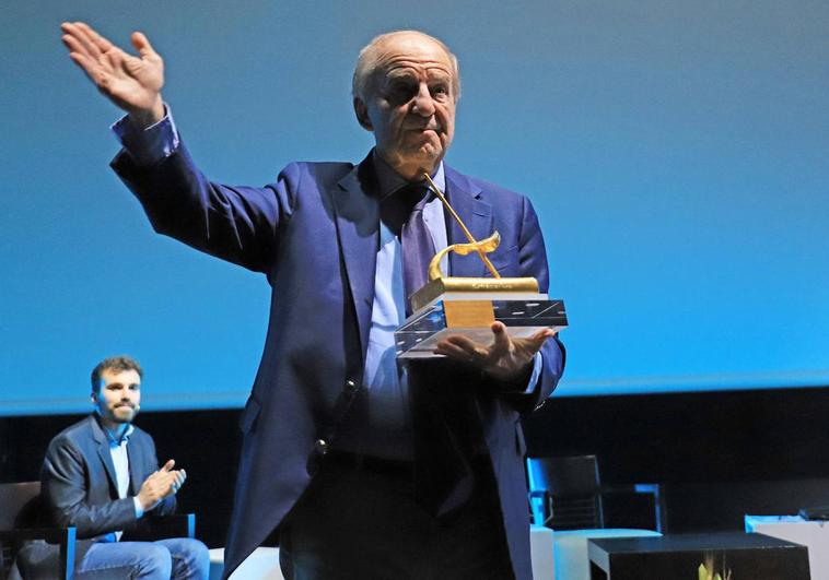 José María García recoge el Premio Santiago Castelo