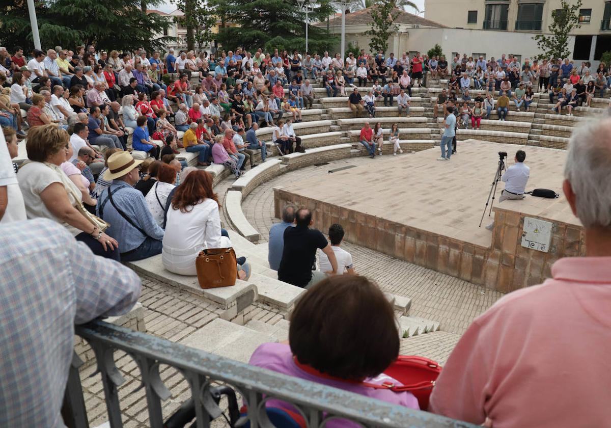 Vecinos de Don Benito se reúnen para apoyar la unión con Villanueva