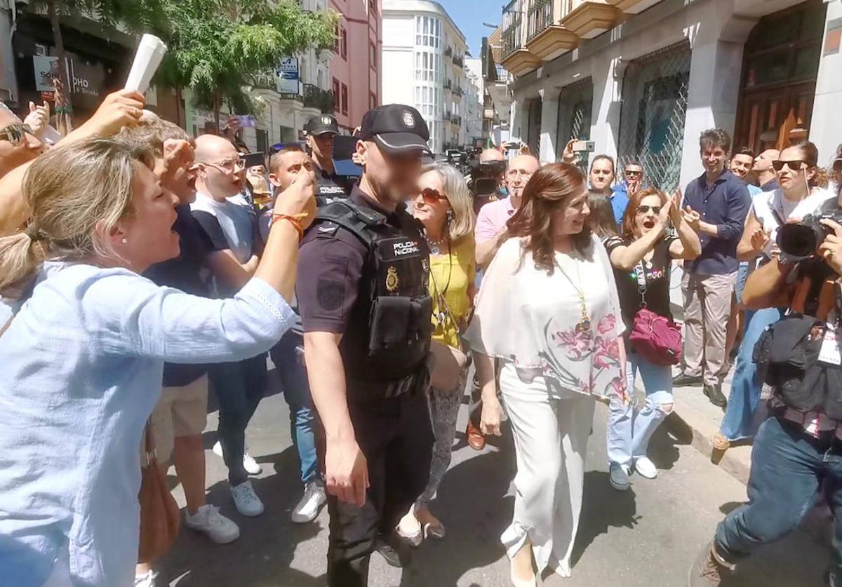 La recién proclamada alcaldesa, María Fernanda Sánchez, ha salido escolatada por la policía entre abucheos y aplausos.