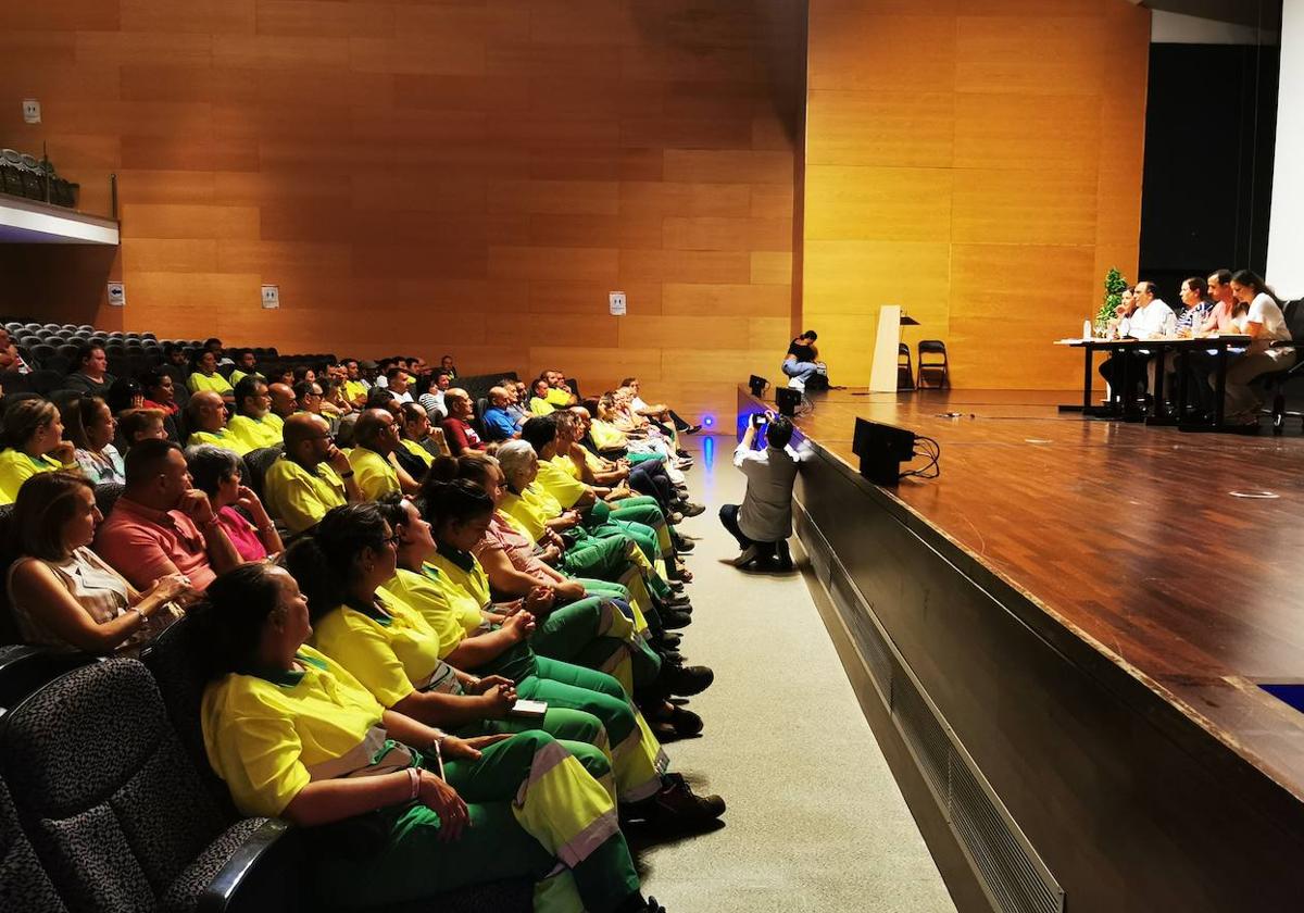 Reunión con los trabajadores de Agrimusa.