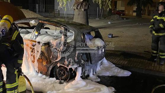 Un vehículo termina calcinado de madrugada en la calle Ilusión
