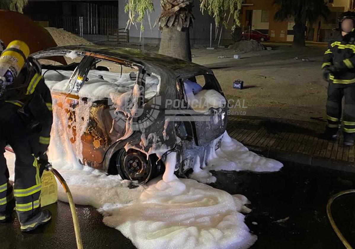 Un vehículo termina calcinado de madrugada en la calle Ilusión