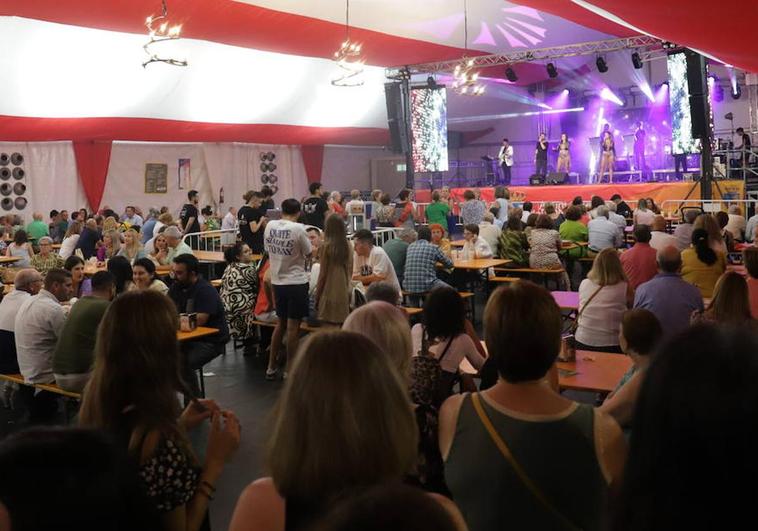 La música sigue animando la feria durante este sábado