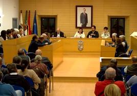 Las sesiones plenarias, más largas, con presencia policial y más público