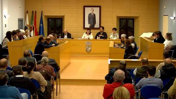 Las sesiones plenarias, más largas, con presencia policial y más público