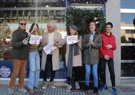 Familiares y amigos de Pilar Horrillo celebran con cava el segundo premio.