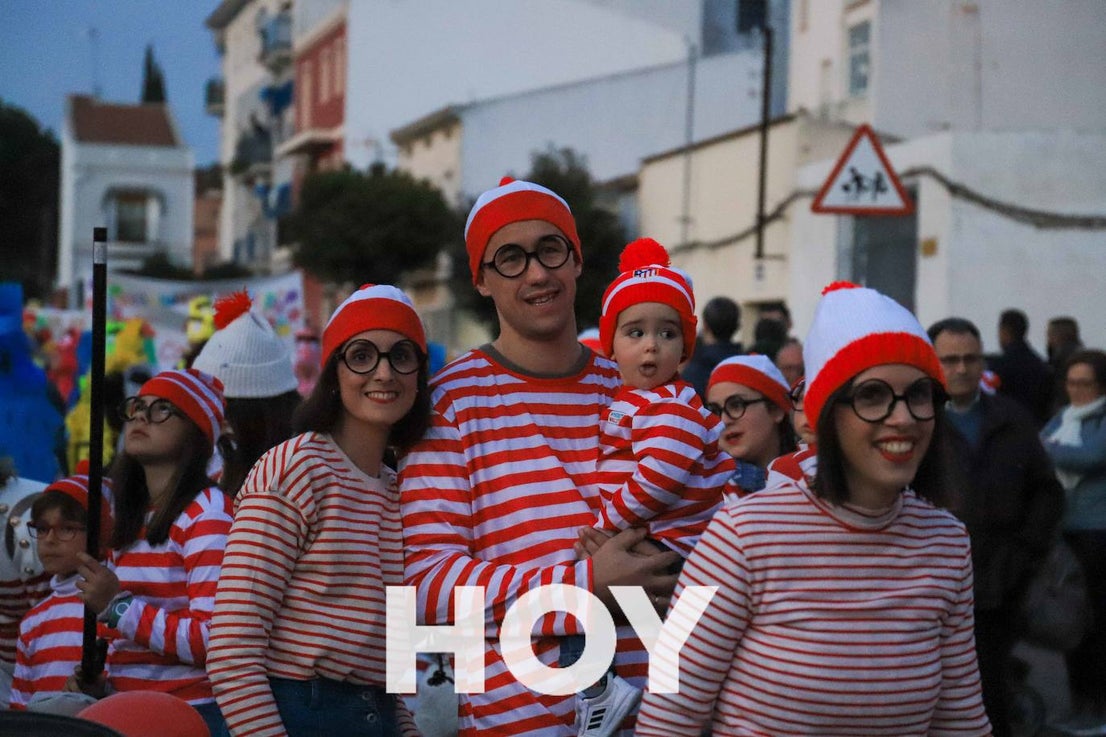 NIños y mayores participaron en un multitudinario desfile. 