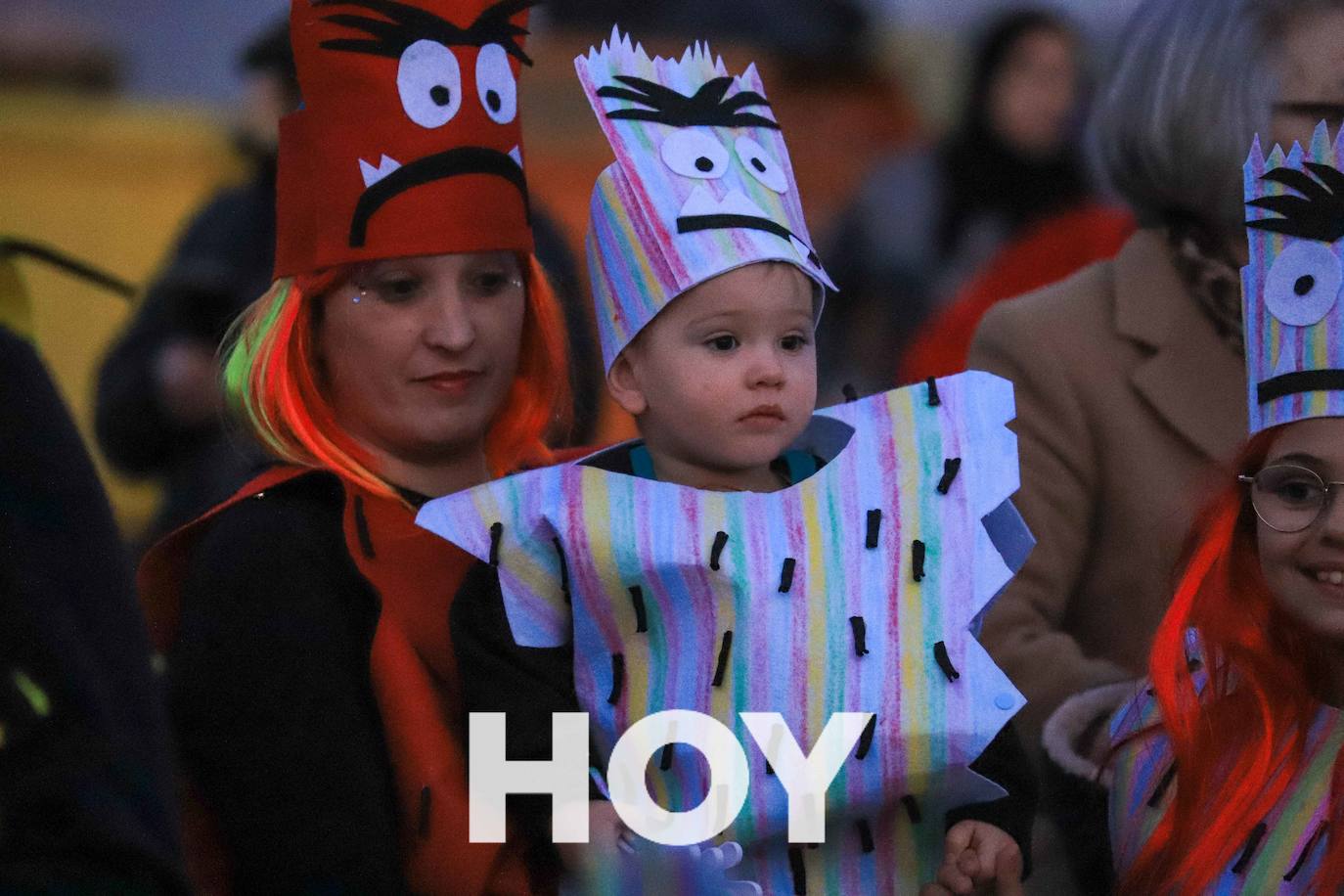 NIños y mayores participaron en un multitudinario desfile. 