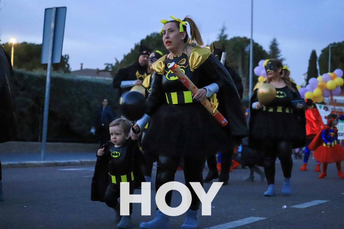 NIños y mayores participaron en un multitudinario desfile. 