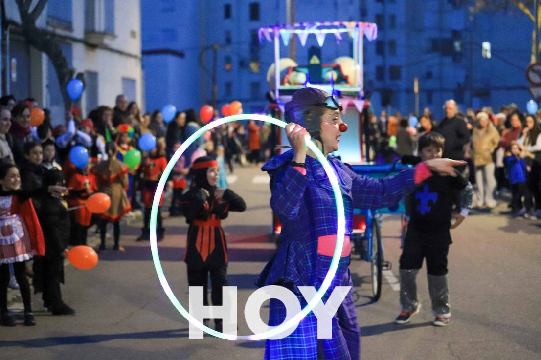 NIños y mayores participaron en un multitudinario desfile. 