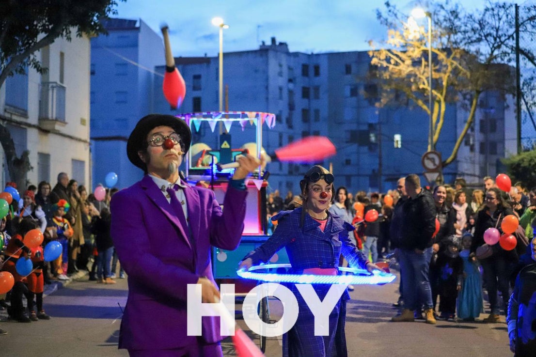 NIños y mayores participaron en un multitudinario desfile. 