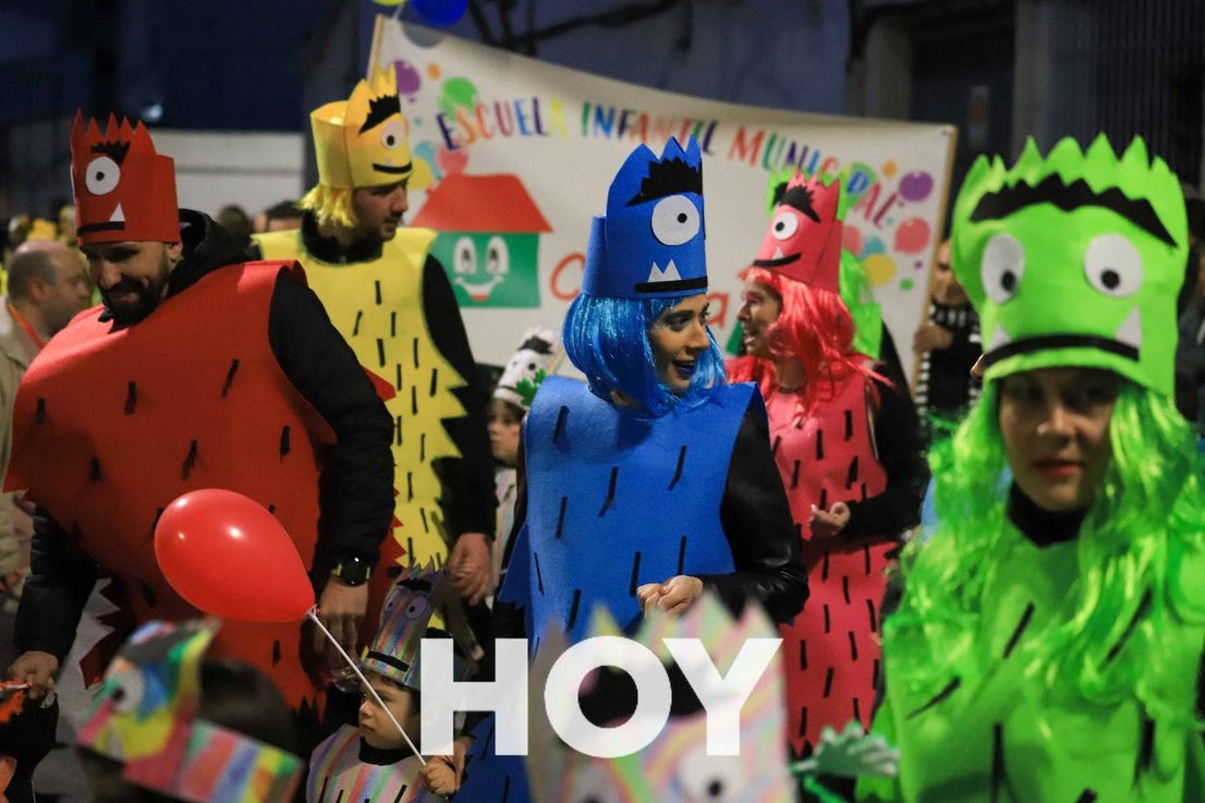 NIños y mayores participaron en un multitudinario desfile. 
