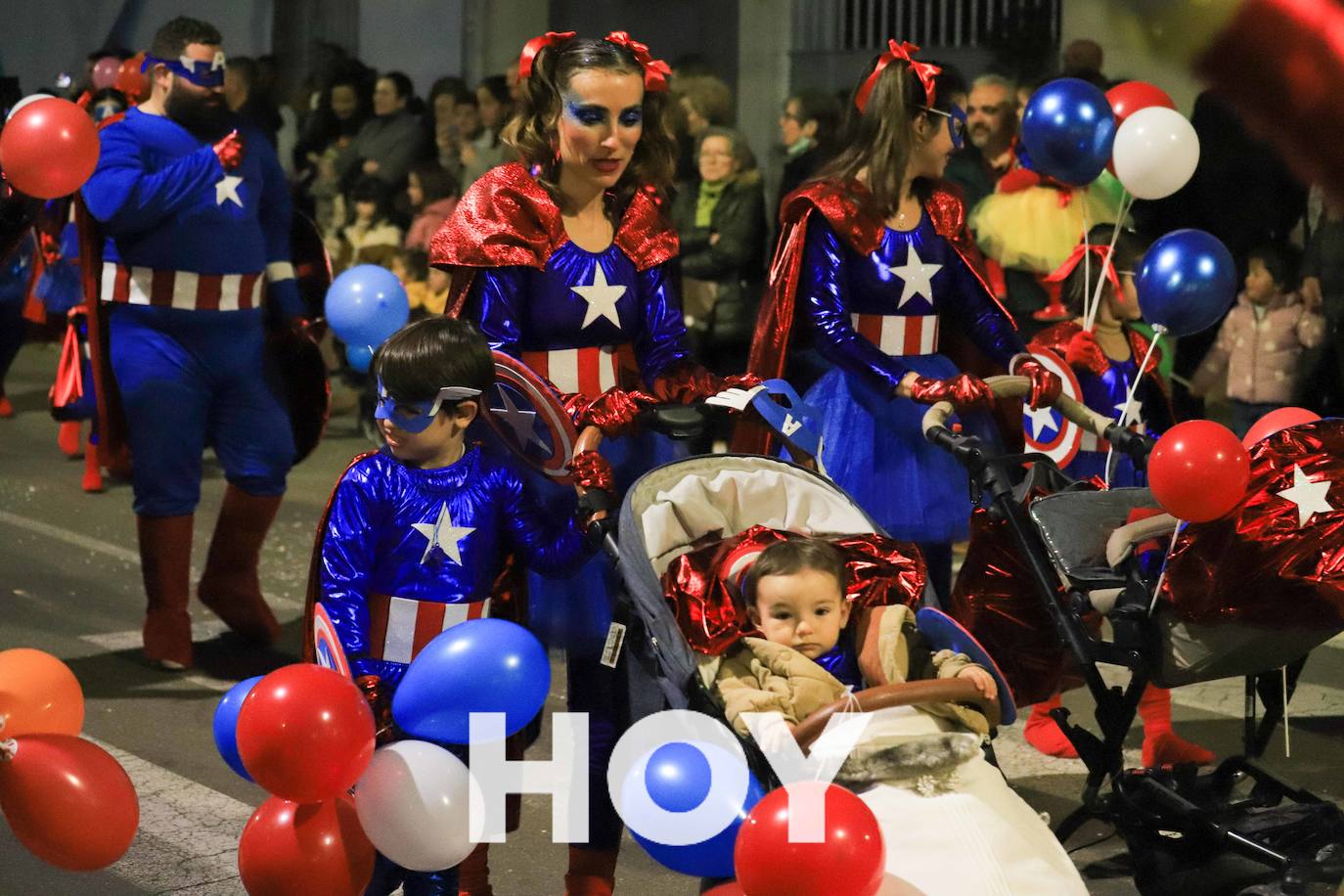 NIños y mayores participaron en un multitudinario desfile. 