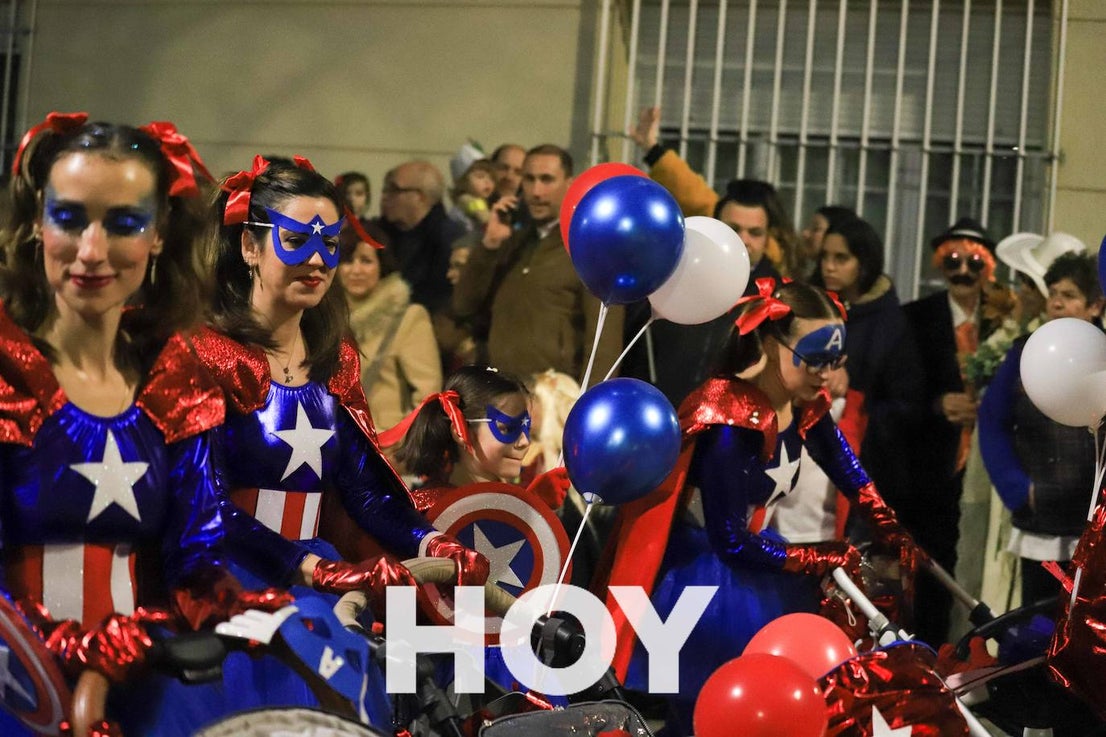 NIños y mayores participaron en un multitudinario desfile. 