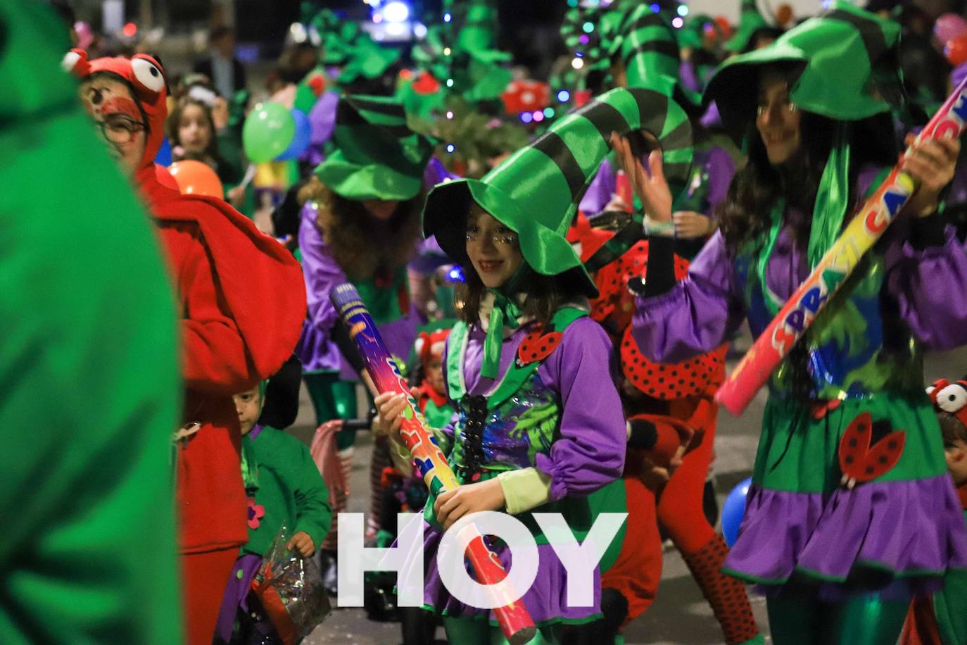 NIños y mayores participaron en un multitudinario desfile. 