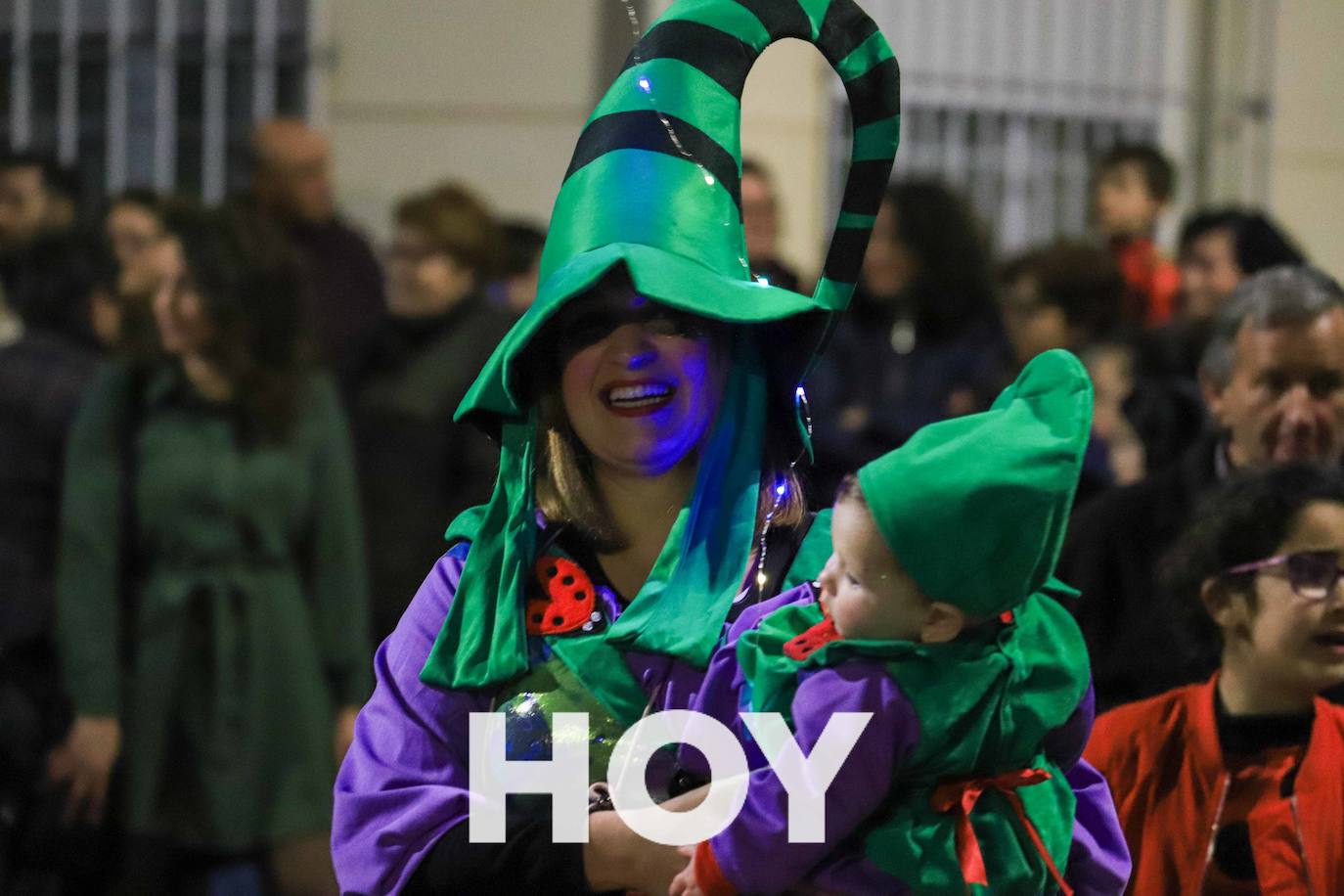 NIños y mayores participaron en un multitudinario desfile. 