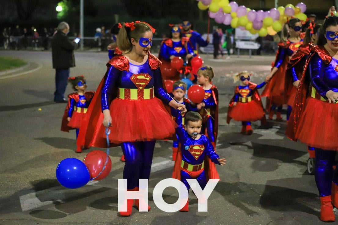 NIños y mayores participaron en un multitudinario desfile. 