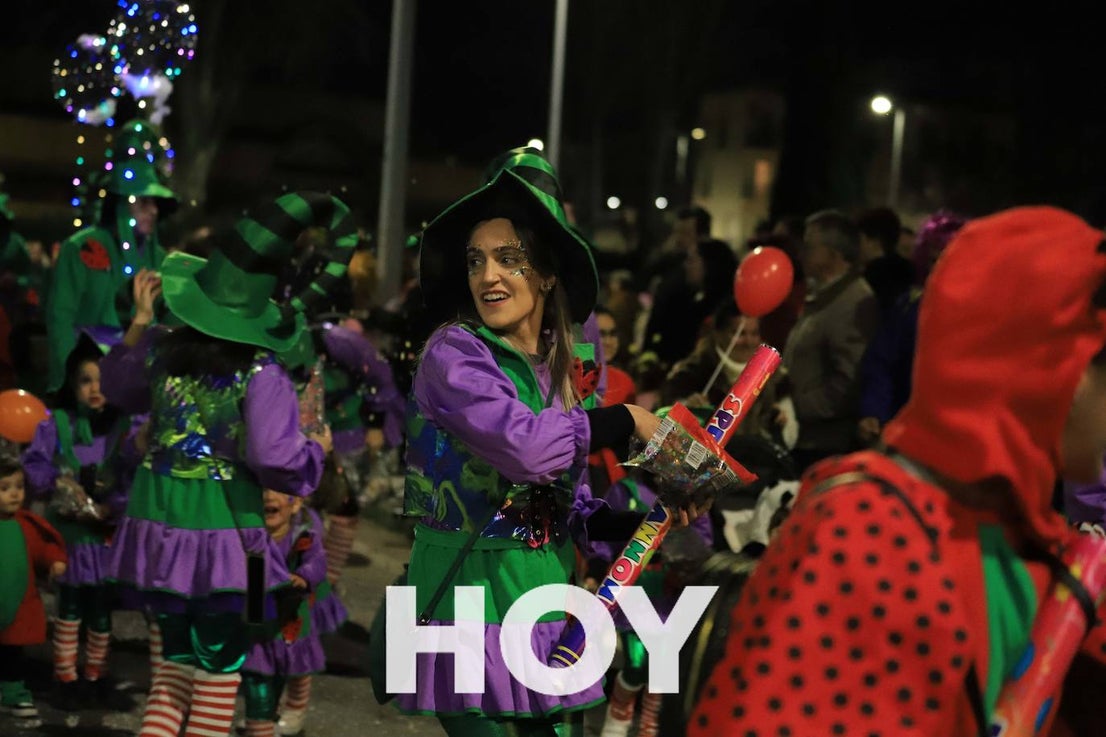 NIños y mayores participaron en un multitudinario desfile. 