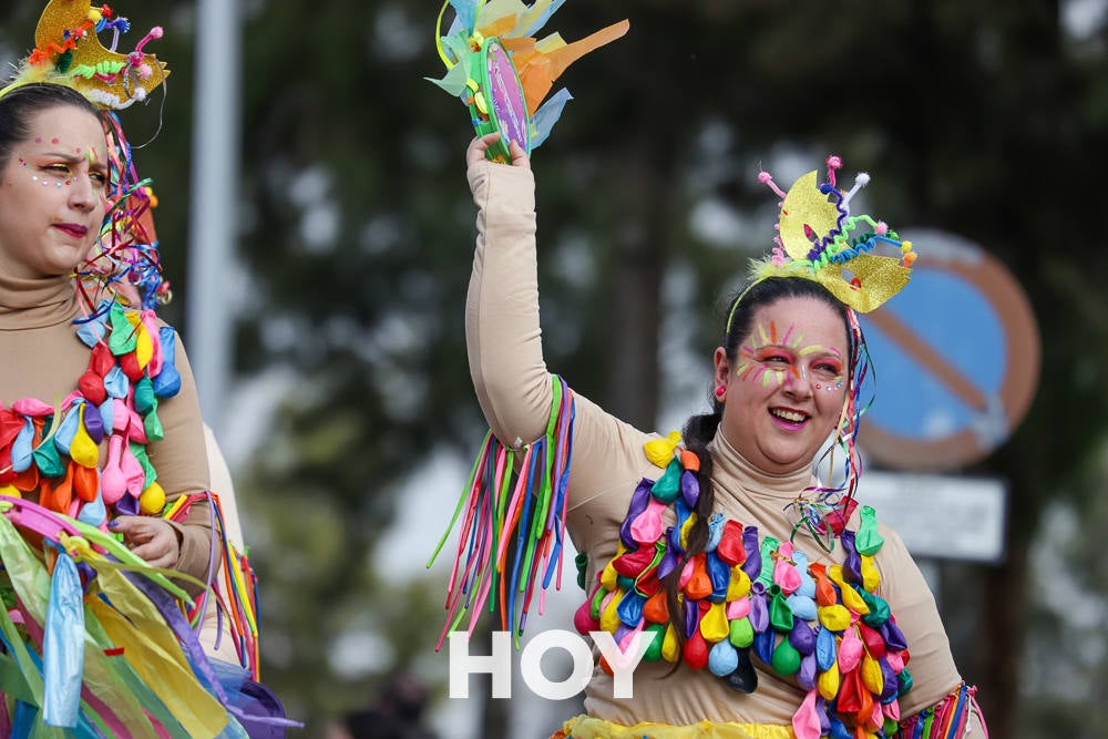Niños y mayores disfrutan del desfile infantil