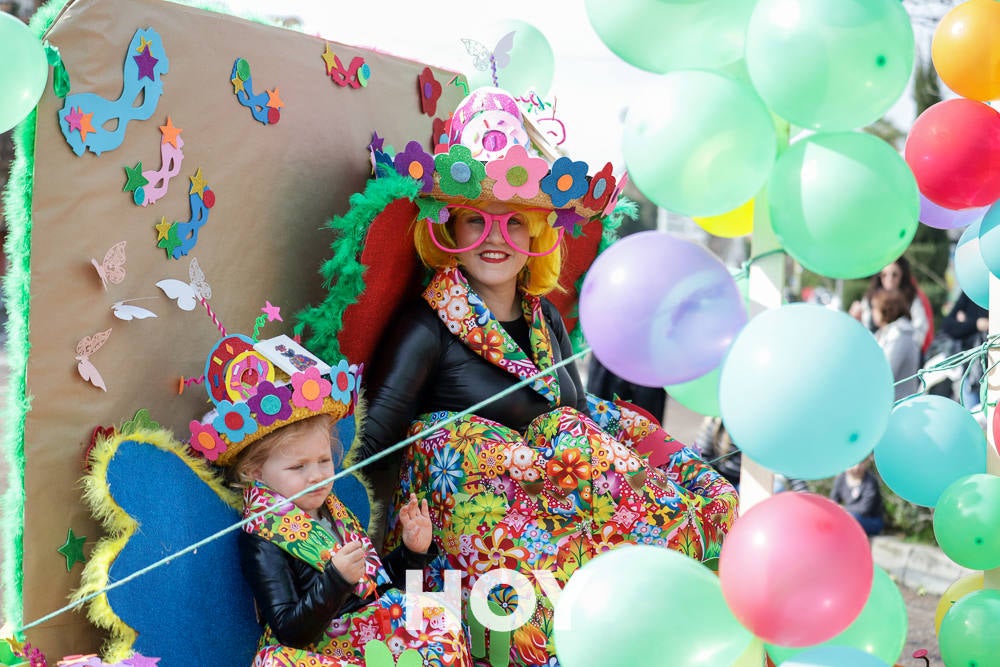 Niños y mayores disfrutan del desfile infantil