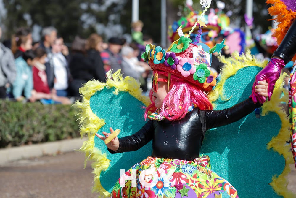 Niños y mayores disfrutan del desfile infantil