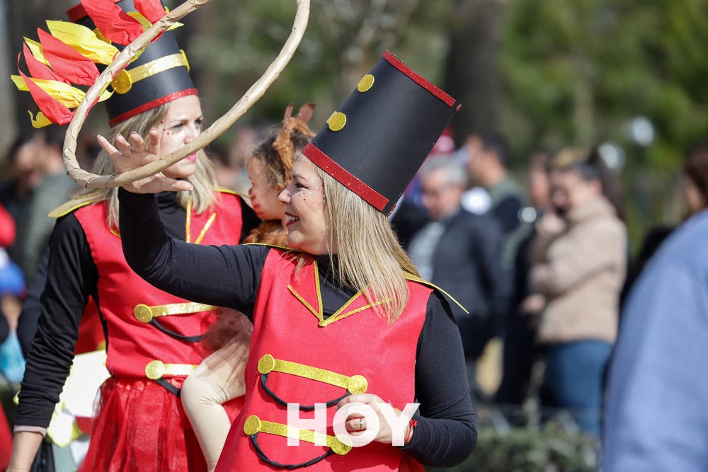 Niños y mayores disfrutan del desfile infantil