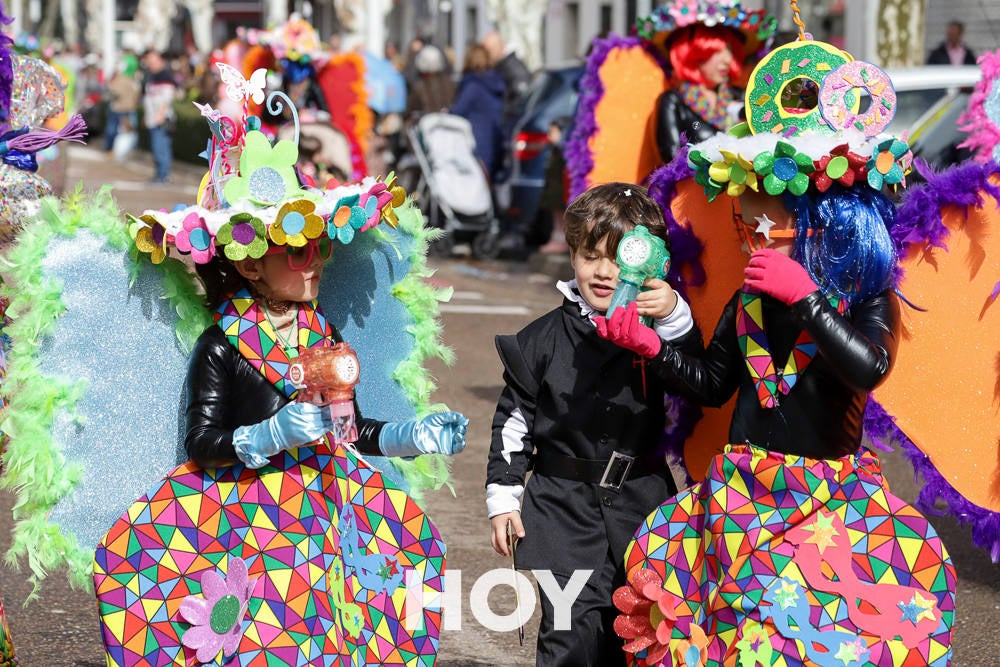 Niños y mayores disfrutan del desfile infantil