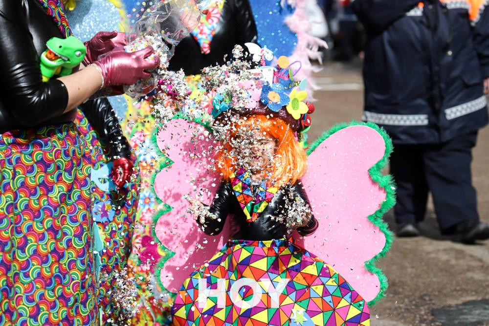 Niños y mayores disfrutan del desfile infantil