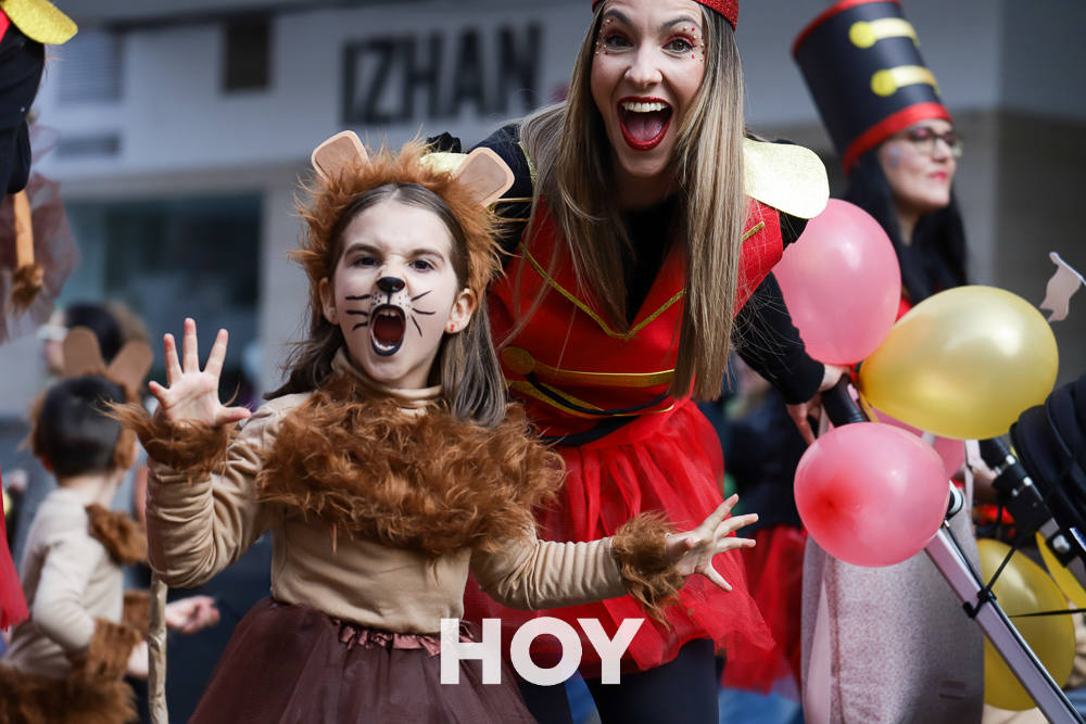 Niños y mayores disfrutan del desfile infantil