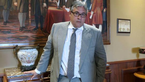 Juan Manuel de Prada recibe esta noche el Premio Santiago Castelo