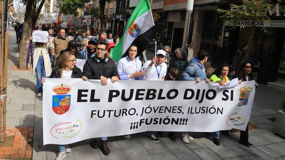 Más de quinientas personas se manifiestan a favor de la unión Don Benito-Villanueva