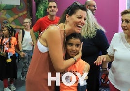 Isabel, de Campanario, abraza a Abderahman, de 9 años, a su llegada a Don Benito.