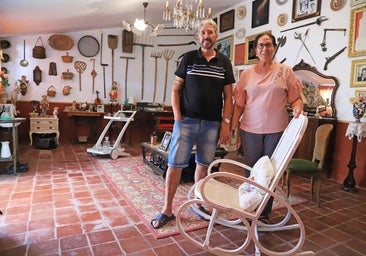 Fernando Vivas e Isabel Sierra en una de las estancias de su vivienda-museo en Vivares.