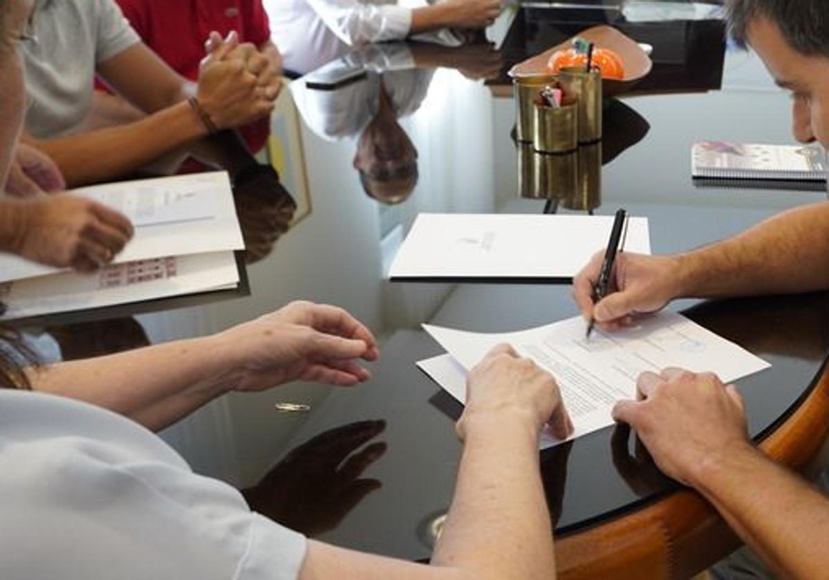 Firma de un contrato en el Ayuntamiento.