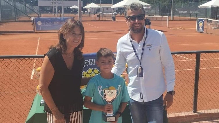El joven Álex Romero juega este mes en la academia de tenis Juan Carlos Ferrero
