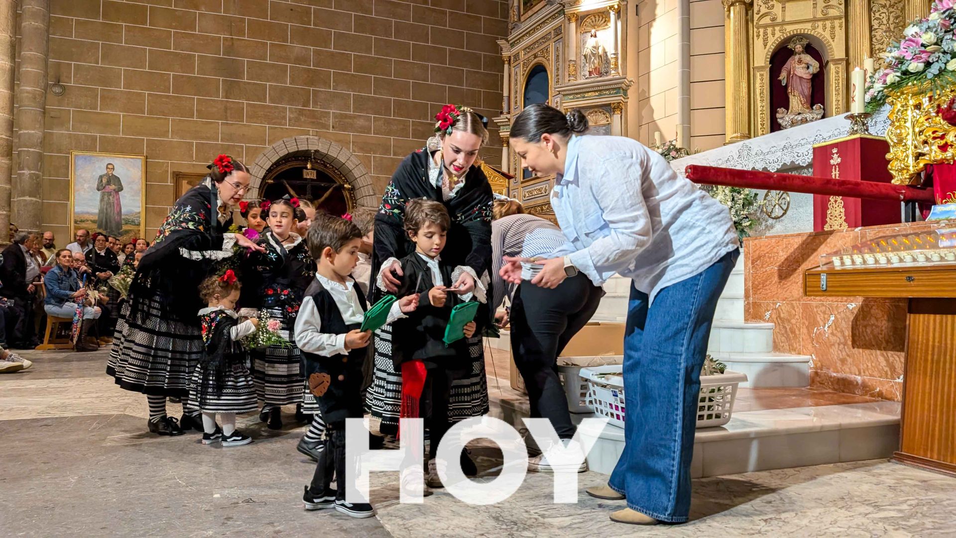 Ofrenda floral y despedida a la Virgen de las Cruces