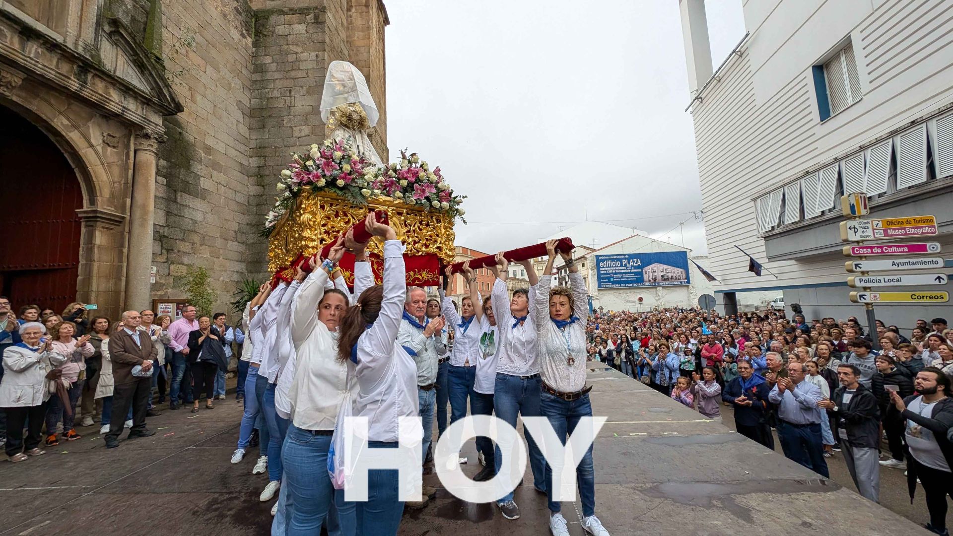 Ofrenda floral y despedida a la Virgen de las Cruces