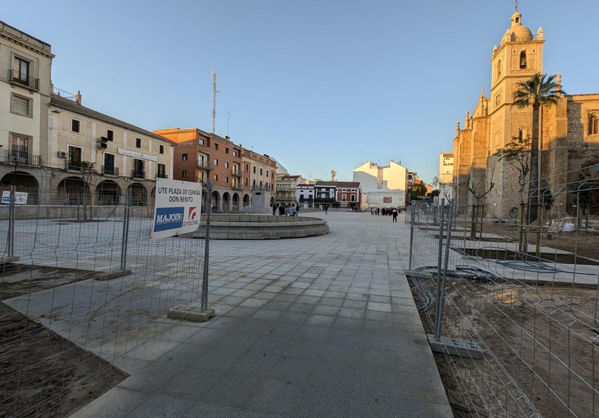 La plaza de España, sin terminar, se abre por Navidad