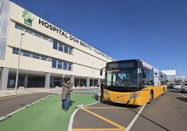 Autobús interubano en la parada del edificio de Consultas Externas del nuevo hospital.