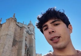 Carlos Peguer, a su paso por la iglesia de Santiago, en su Don Benito natal.