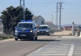 Vehículo de la Policía Nacional a la salida del camino por el que transcurrió la persecución.