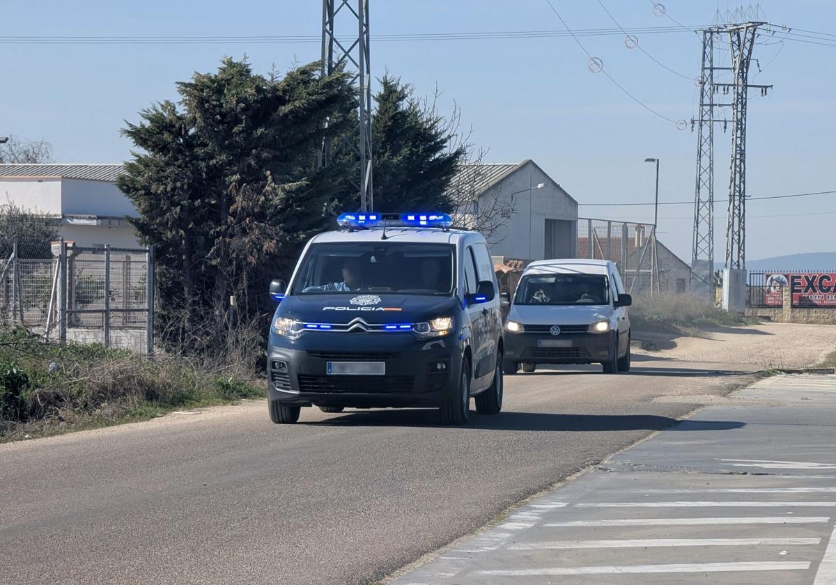 Vehículo de la Policía Nacional a la salida del camino por el que transcurrió la persecución.