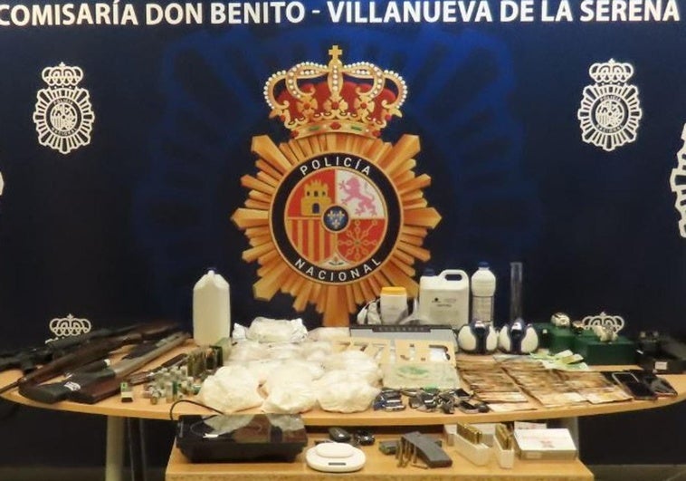 Se han intervenido armas, concaína, dinero en efectivo y una veintena de vehículos.