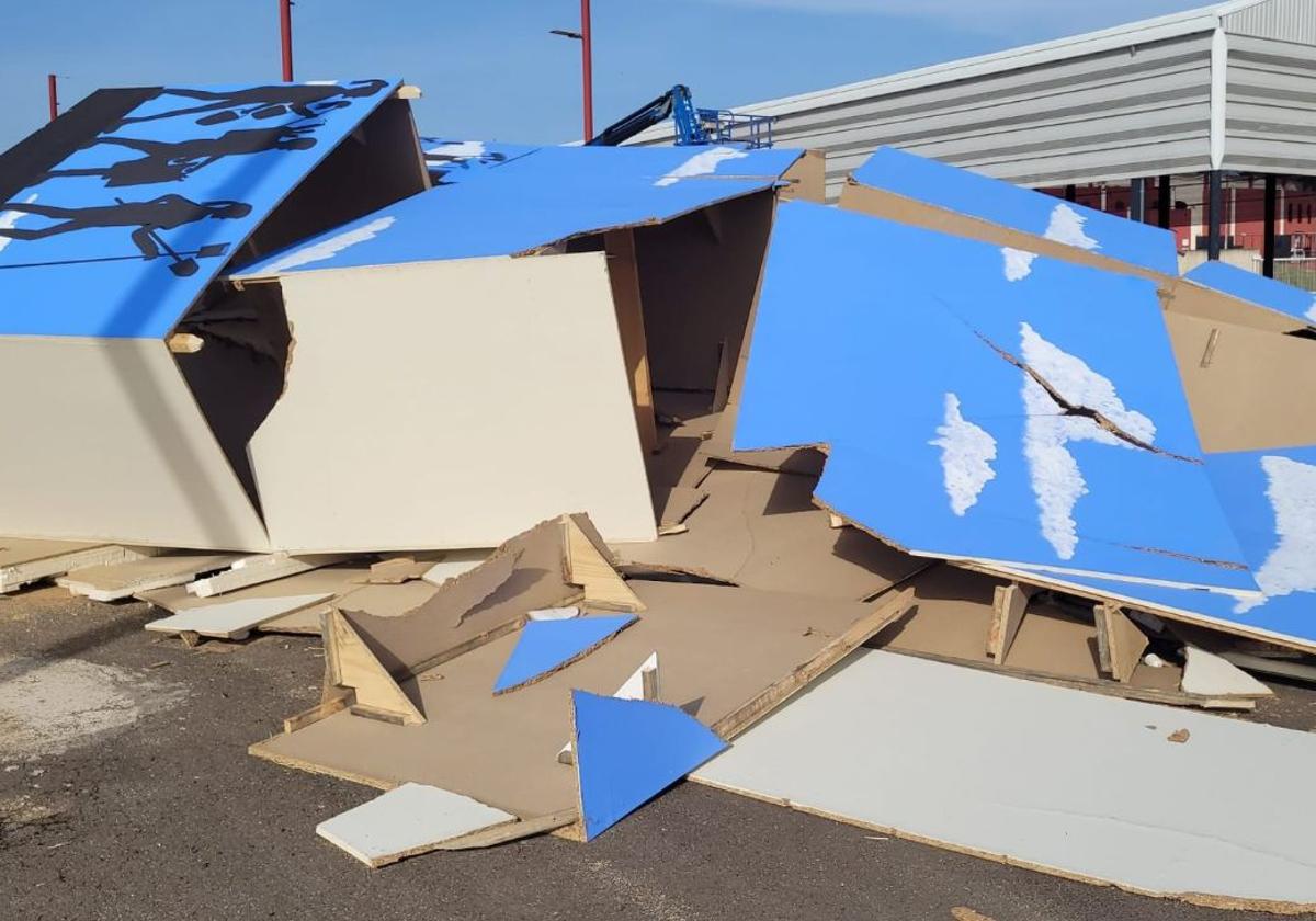 La lluvia destroza la estructura de la hoguera de San Juan