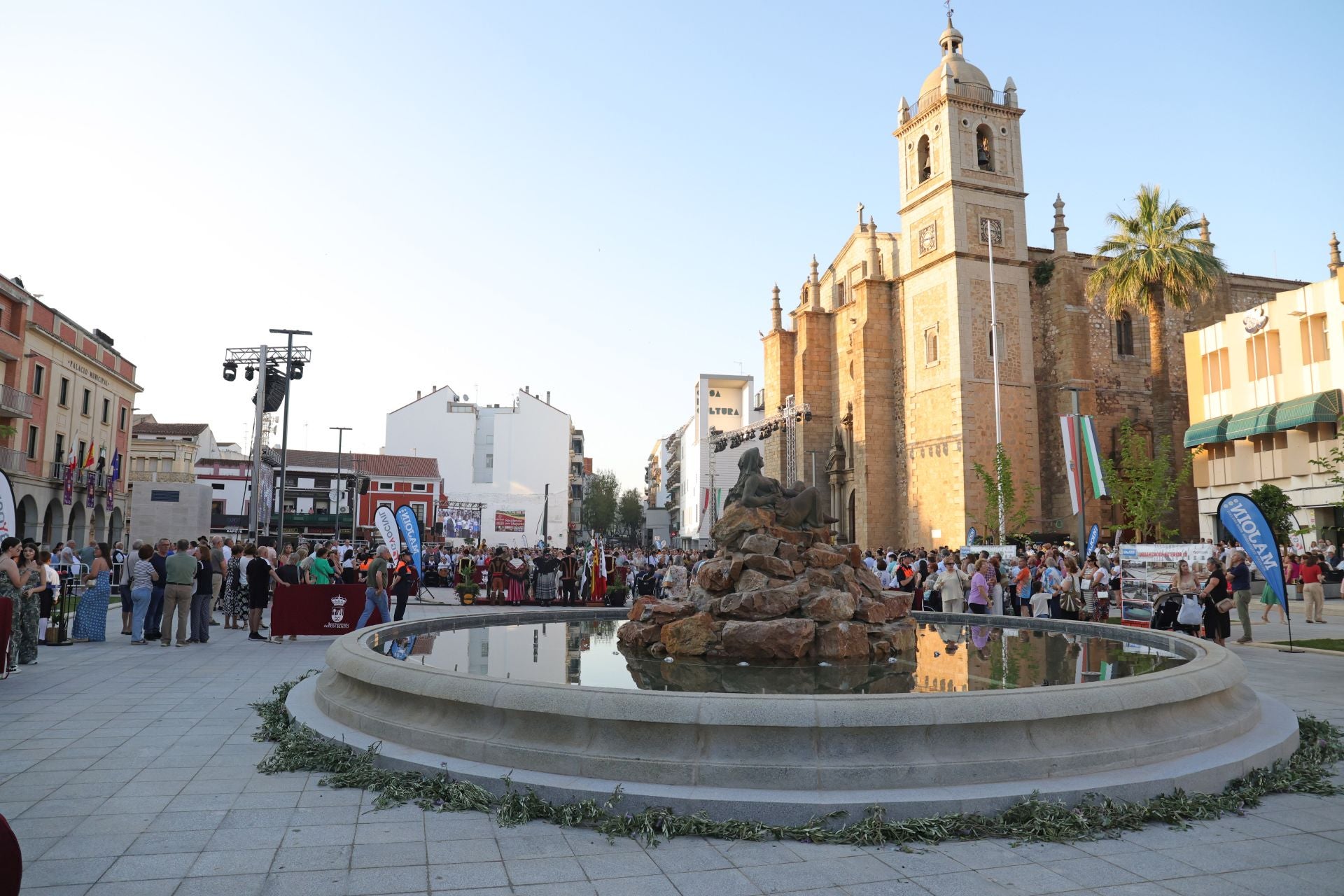Animada inauguración oficial de la plaza de España