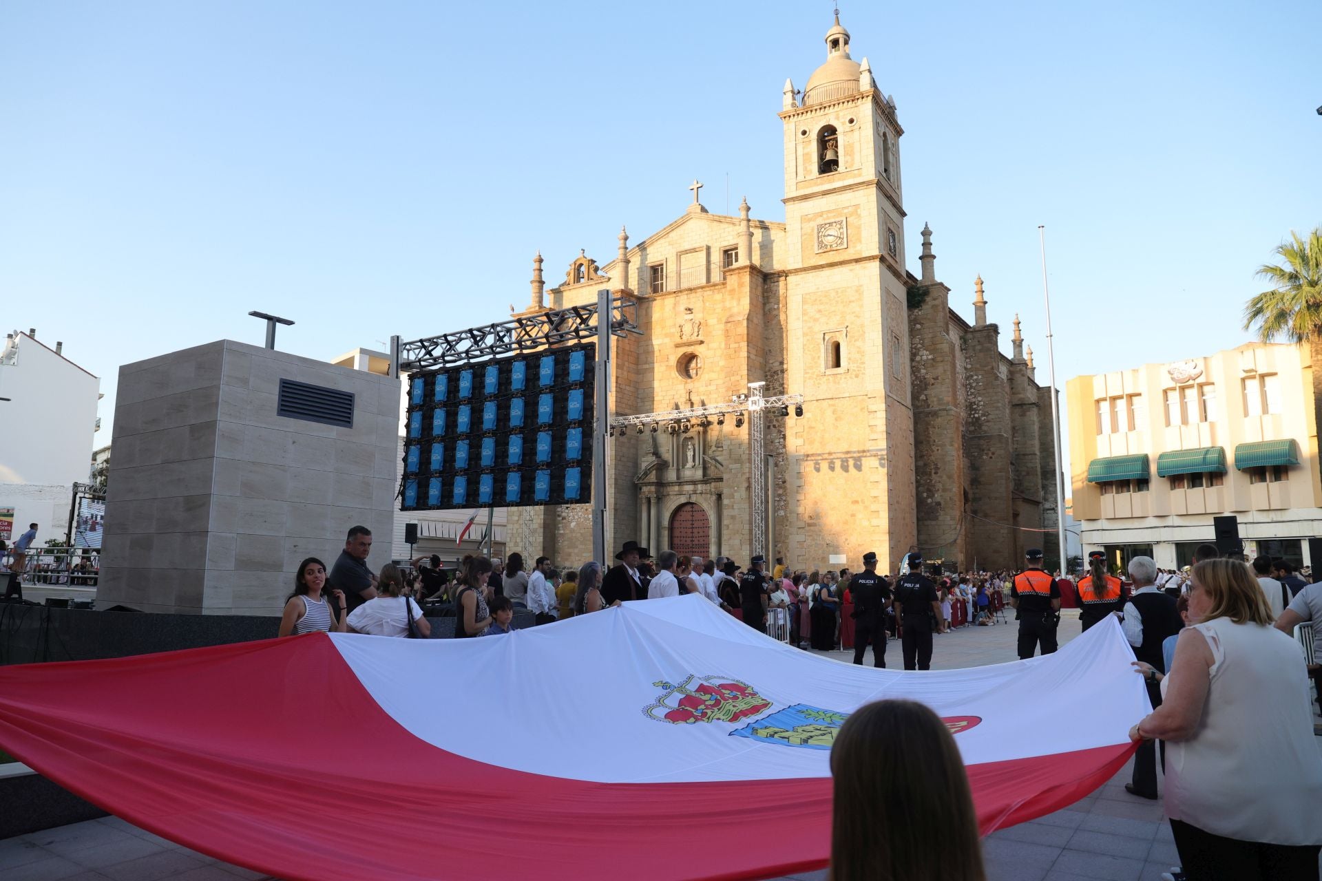 Animada inauguración oficial de la plaza de España